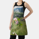 Vreedzaam landschap met wilde rozen schort (Insitu)