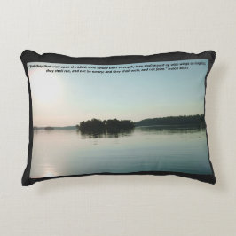 Vreedzaam meer en verre bomen met schriftuur accent kussen