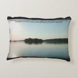 Vreedzaam meer en verre bomen met schriftuur accent kussen