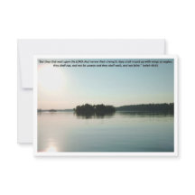 Vreedzaam meer en verre bomen met schriftuur