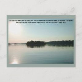 Vreedzaam meer en verre bomen met schriftuur briefkaart