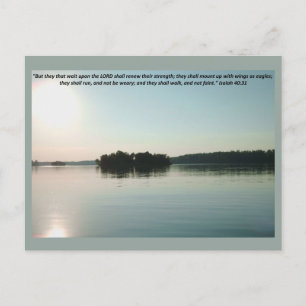 Vreedzaam meer en verre bomen met schriftuur briefkaart