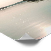 Vreedzaam meer en verre bomen met schriftuur poster (Hoek)
