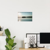 Vreedzaam meer en verre bomen met schriftuur poster (Thuiskantoor)