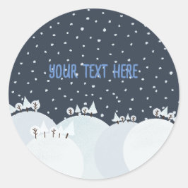 Vreedzaam winterbos met sneeuw en sneeuwvlokken ronde sticker