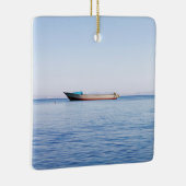 Vreedzame Oceaan & Eenzame Boot Fijne Kunst Foto Keramisch Ornament (Rechts)