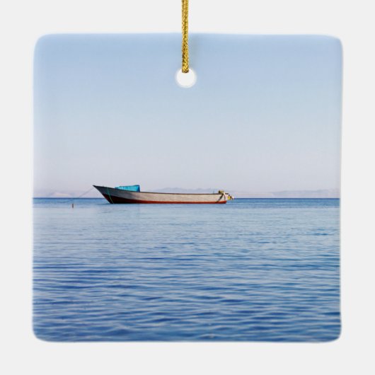 Vreedzame Oceaan & Eenzame Boot Fijne Kunst Foto Keramisch Ornament (Achterkant)