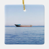 Vreedzame Oceaan & Eenzame Boot Fijne Kunst Foto Keramisch Ornament (Voorkant)