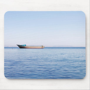 Vreedzame Oceaan & Eenzame Boot Fijne Kunst Foto Muismat