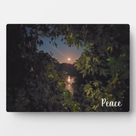 Vreedzame opkomst in een blauwe lucht boven water fotoplaat