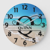 Vreedzame Strandfront Q Monogram Grote Klok (Voorkant)