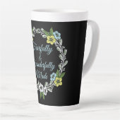 Vreemd en heerlijk gemaakt bloemig latte mok (Rechterhoek)