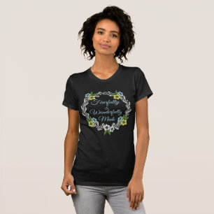Vreemd en heerlijk gemaakt bloemig t-shirt