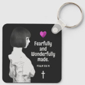 Vreemd en prachtig gemaakt Schattige meisje Christ Sleutelhanger (Achterkant)