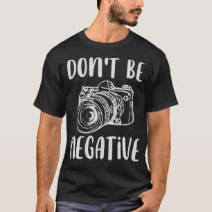 Vreemd genoeg ben je niet een negatieve camera fot t-shirt