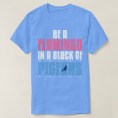 Vreemd genoeg een Flamingo onder Pigeons Bird Love T-shirt (Design voorkant)