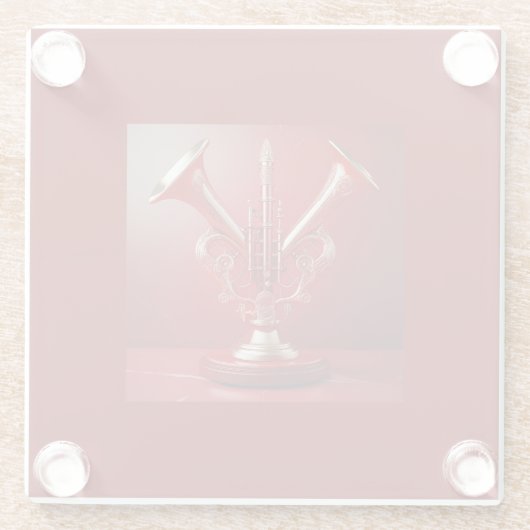 Vreemd hoorninstrument dat op voetstuk rust glazen onderzetter (Achterkant)