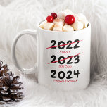 Vreemd kerstfeest 2022 koffiemok<br><div class="desc">Een grappige nieuwigheidsperiode met een eenvoudige witte achtergrond die in elke kleur kan worden veranderd, het humoristische gezegde "2021-klap, 2022 nog steeds onzin, 2023 vingers gekruist".</div>