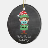 Vreemd kerstfeest Elf 2020 jaar dat opgestaan werd Keramisch Ornament (Links)