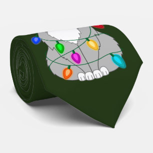 Vreemd kleine kerstboomkat in kleurrijke lichten stropdas