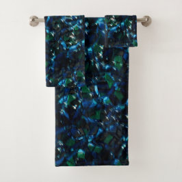 Vreemd mozaïek over de donkere achtergrond en wazi bad handdoek