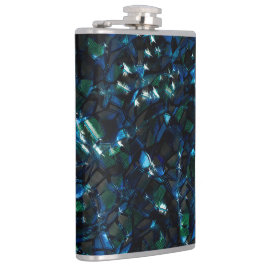 Vreemd mozaïek over de donkere achtergrond en wazi heupfles