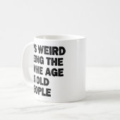 Vreemd om even oud te zijn als oude mensen Sarcasm Koffiemok (Voorkant links)