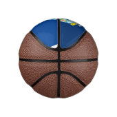 Vreemde astronaut in de ruimte en de cartoon basketbal (Rechts)