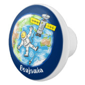 Vreemde astronaut in de ruimte en de cartoon keramische knop (Rechts)