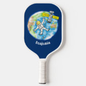 Vreemde astronaut in de ruimte en de cartoon pickleball paddle (Achterkant)