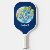 Vreemde astronaut in de ruimte en de cartoon pickleball paddle (Voorkant)