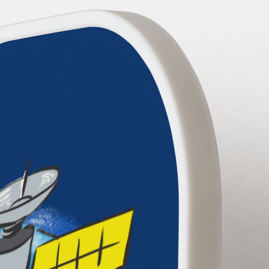 Vreemde astronaut in de ruimte en de cartoon pickleball paddle (Links Detail)