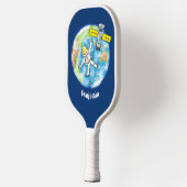 Vreemde astronaut in de ruimte en de cartoon pickleball paddle (Links)
