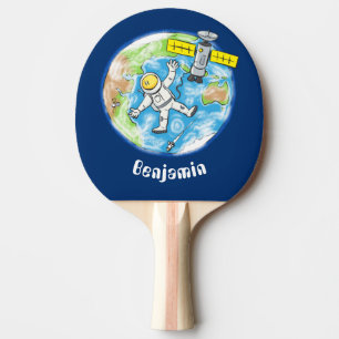 Vreemde astronaut in de ruimte en de cartoon tafeltennisbatje