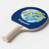 Vreemde astronaut in de ruimte en de cartoon tafeltennisbatje (Voorkant Gekanteld)