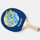 Vreemde astronaut in de ruimte en de cartoon tafeltennisbatje (Zijkant)