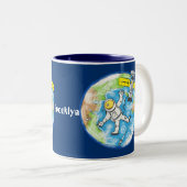 Vreemde astronaut in de ruimte en de cartoon tweekleurige koffiemok (Voorkant rechts)