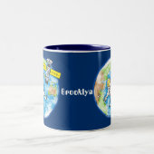 Vreemde astronaut in de ruimte en de cartoon tweekleurige koffiemok (Center)