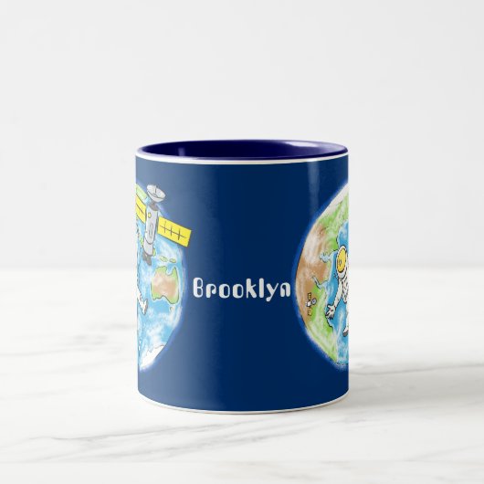 Vreemde astronaut in de ruimte en de cartoon tweekleurige koffiemok (Center)