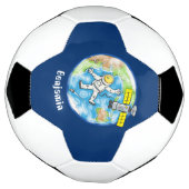 Vreemde astronaut in de ruimte en de cartoon voetbal (Gedraaid)