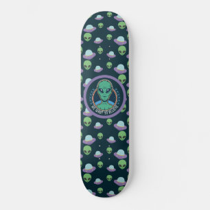 Vreemde buitenaardse wezens die we willen geloven persoonlijk skateboard