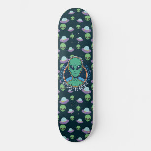 Vreemde buitenaardse wezens die we willen geloven persoonlijk skateboard