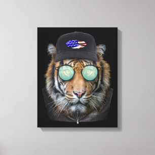 Vreemde dieren gekleed in Bengal Tiger Canvas Afdruk