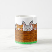 Vreemde dieren spelen in de tuin koffiemok (Center)