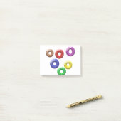 Vreemde gespikkelde donutvormen post-it® notes (Op bureau)