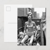 Vreemde Mannequin in Dumpster Briefkaart (Voorkant / Achterkant)