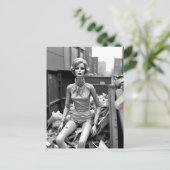 Vreemde Mannequin in Dumpster Briefkaart (Staand voorkant)