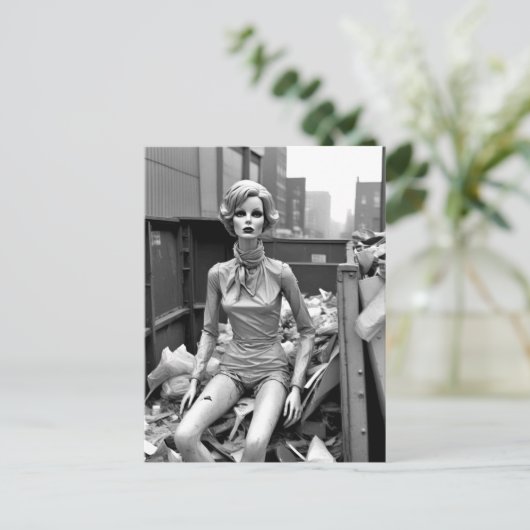 Vreemde Mannequin in Dumpster Briefkaart (Staand voorkant)