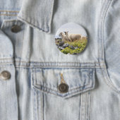 Vreemde Ontwerpen - Schapen in een veld Ronde Button 5,7 Cm (In situ)