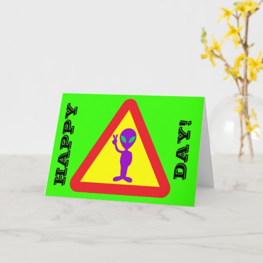 Vreemde verjaardag Alien Happy Over the Hill Kaart (Gele Bloem)